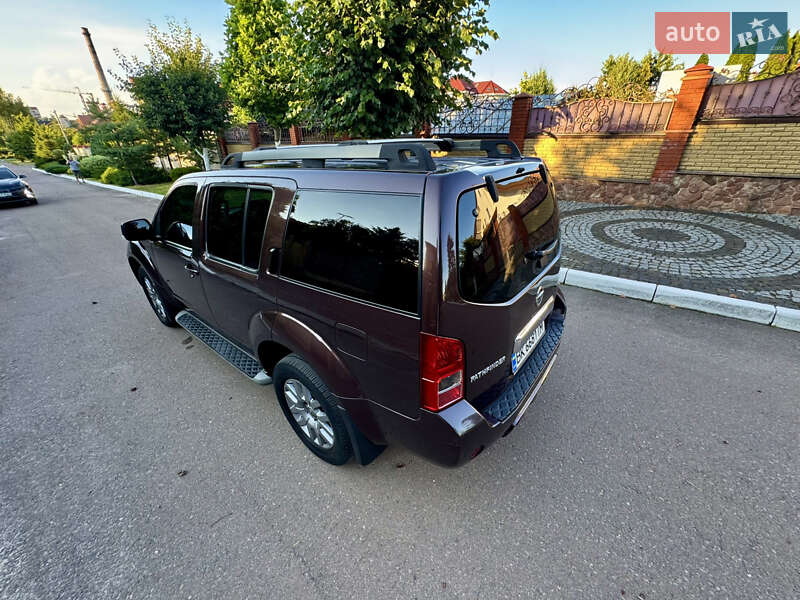 Внедорожник / Кроссовер Nissan Pathfinder 2011 в Ровно
