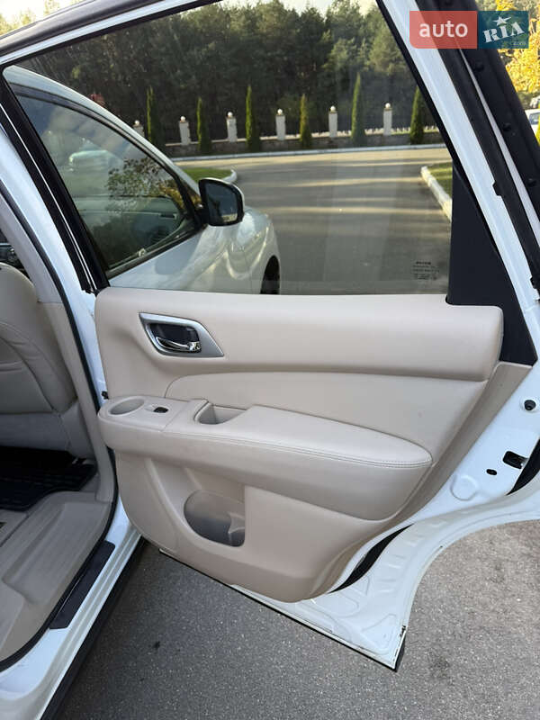 Позашляховик / Кросовер Nissan Pathfinder 2015 в Києві