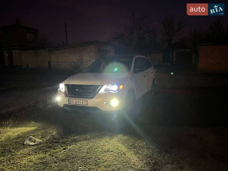 Позашляховик / Кросовер Nissan Pathfinder 2017 в Олександрії