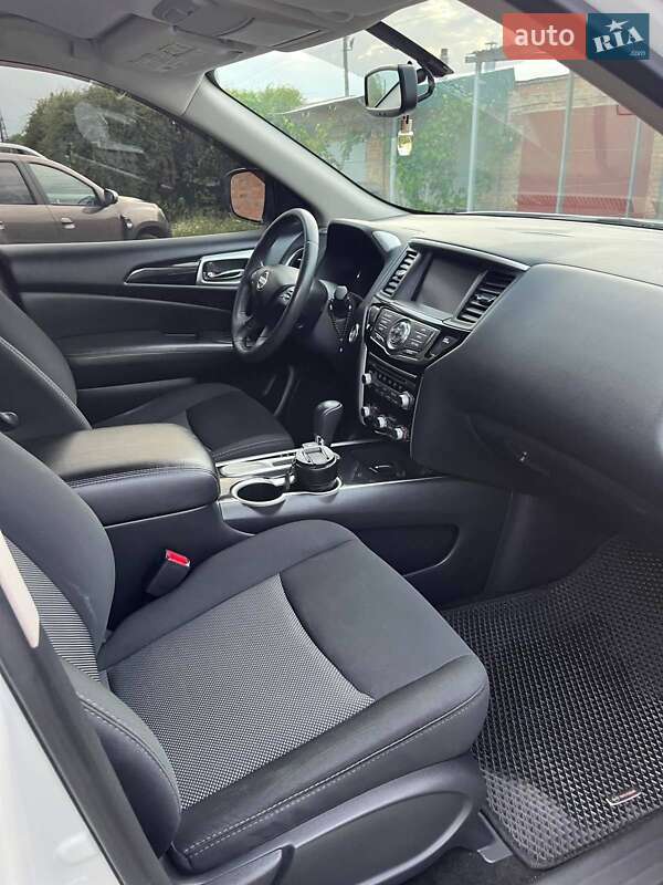 Позашляховик / Кросовер Nissan Pathfinder 2017 в Олександрії