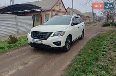 Внедорожник / Кроссовер Nissan Pathfinder 2017 в Александрие