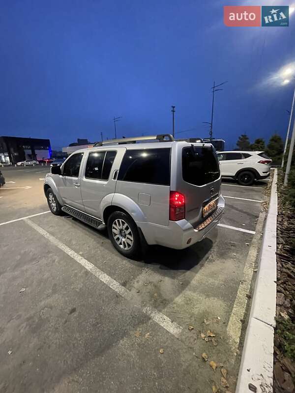 Позашляховик / Кросовер Nissan Pathfinder 2012 в Києві