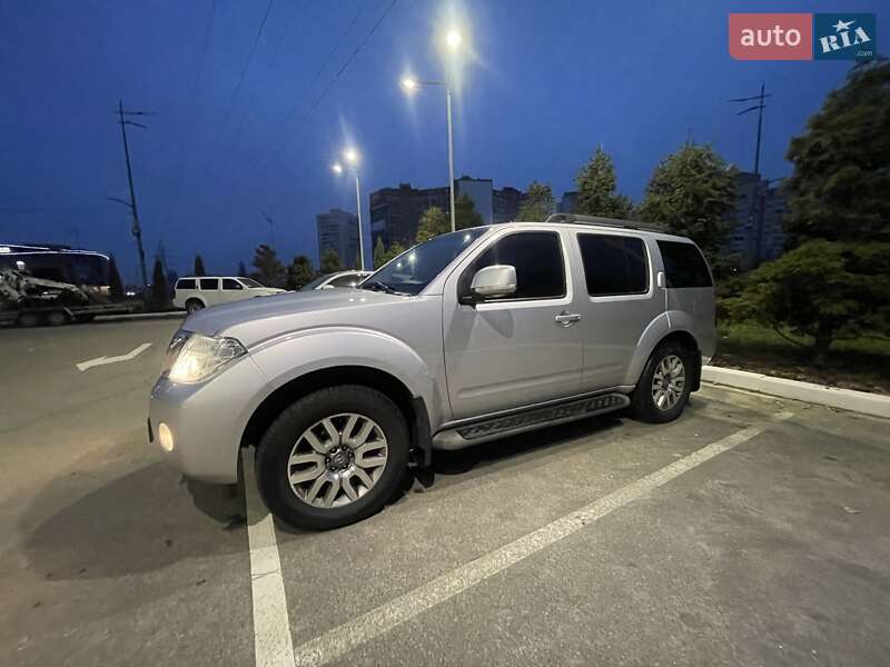 Позашляховик / Кросовер Nissan Pathfinder 2012 в Києві