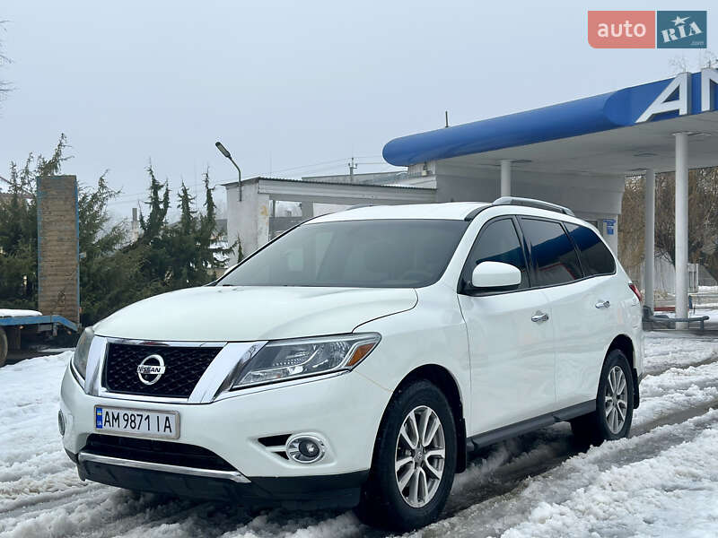 Внедорожник / Кроссовер Nissan Pathfinder 2015 в Черновцах