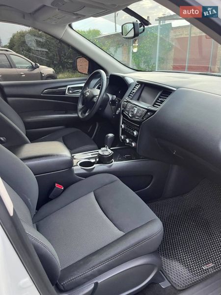 Внедорожник / Кроссовер Nissan Pathfinder 2017 в Александрие