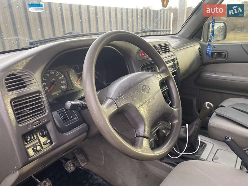 Внедорожник / Кроссовер Nissan Patrol 2000 в Сторожинце