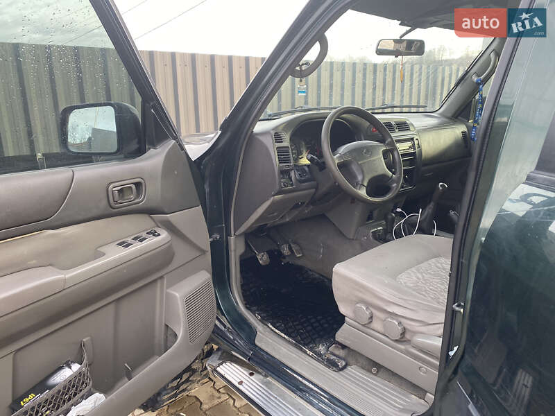 Внедорожник / Кроссовер Nissan Patrol 2000 в Сторожинце