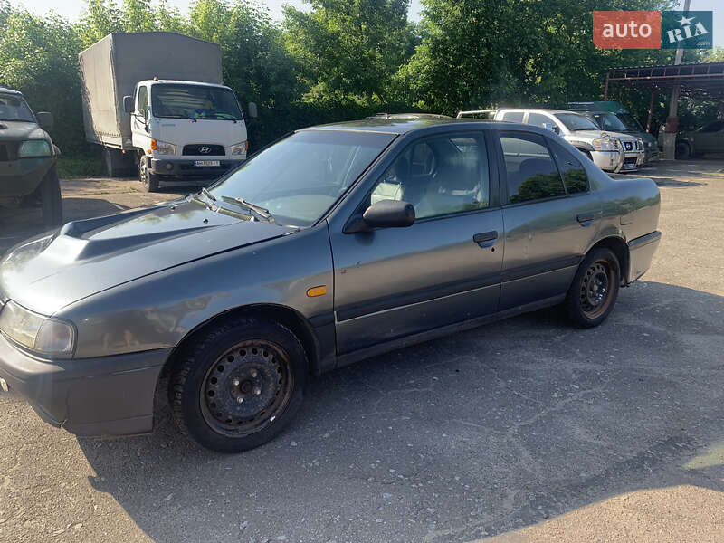 Седан Nissan Primera 1993 в Краматорске