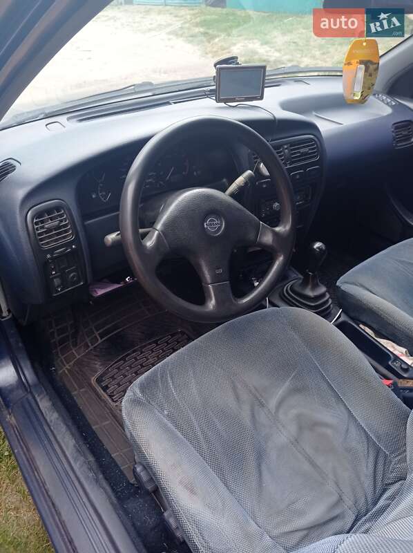 Седан Nissan Primera 1990 в Миргороді