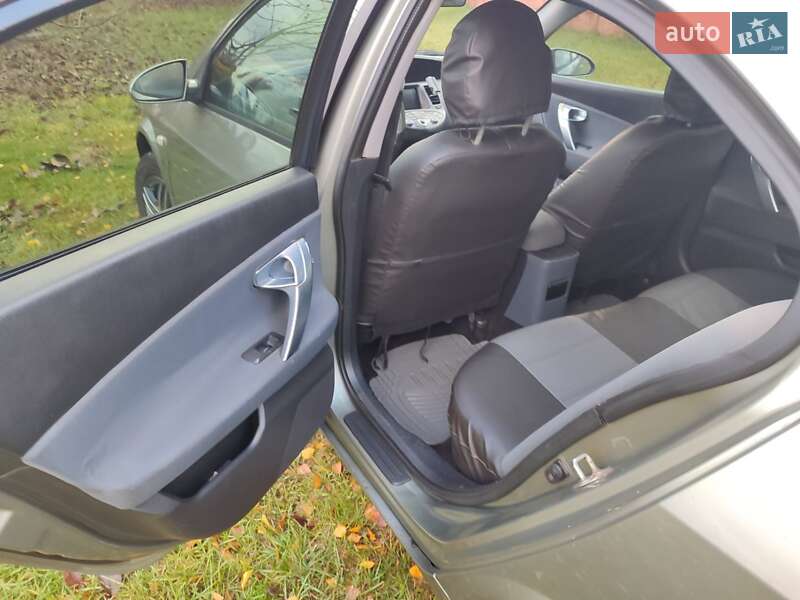 Седан Nissan Primera 2005 в Новомосковську