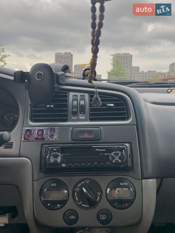 Седан Nissan Primera 2001 в Києві