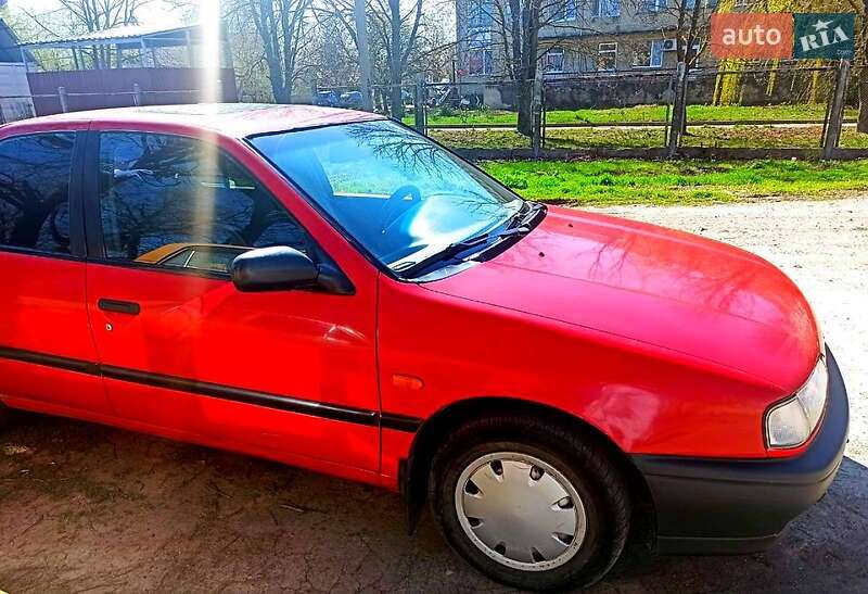 Седан Nissan Primera 1992 в Раздельной
