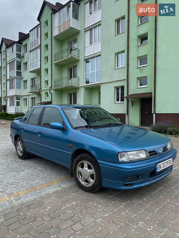Седан Nissan Primera 1996 в Радивиліві