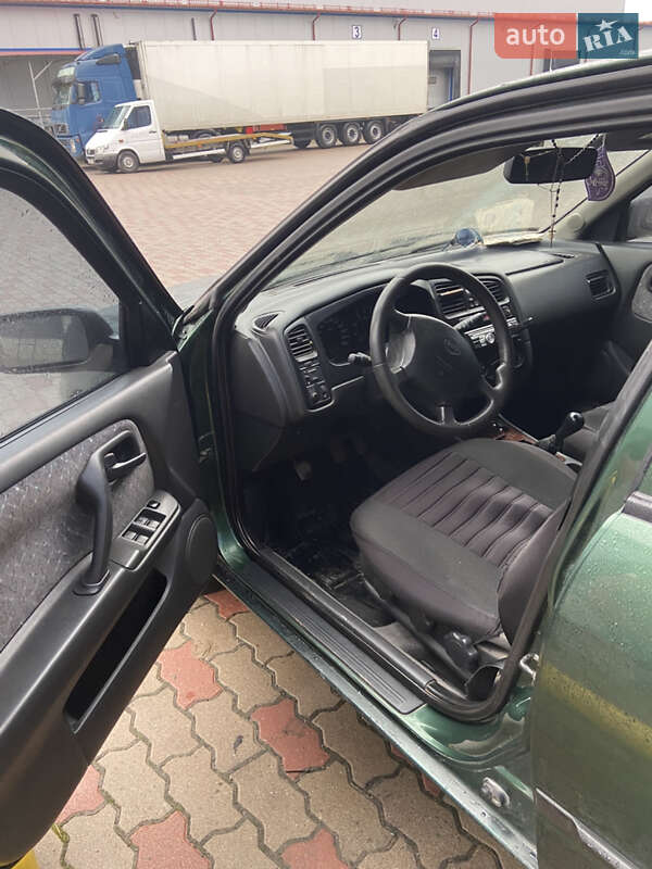 Седан Nissan Primera 1998 в Городке