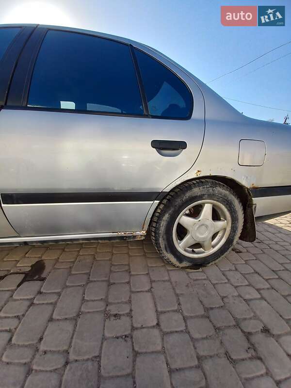 Седан Nissan Primera 1992 в Борщеве