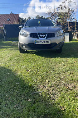 Внедорожник / Кроссовер Nissan Qashqai+2 2010 в Новояворовске