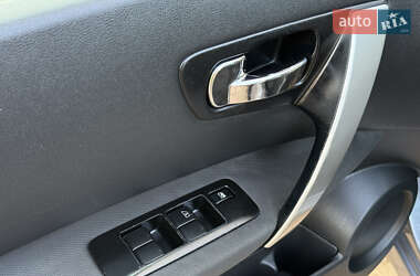 Позашляховик / Кросовер Nissan Qashqai 2011 в 
