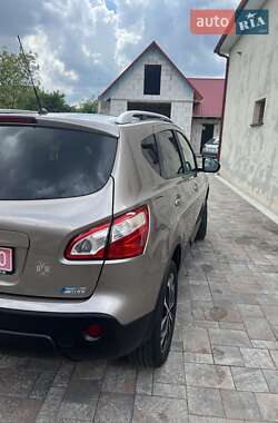 Внедорожник / Кроссовер Nissan Qashqai 2012 в 
