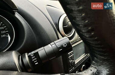 Внедорожник / Кроссовер Nissan Qashqai 2012 в 