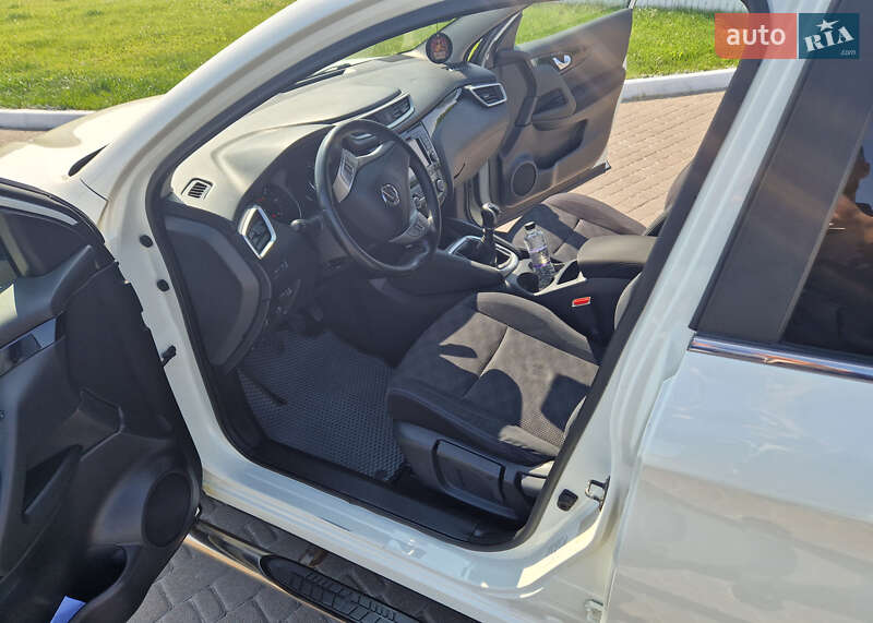 Внедорожник / Кроссовер Nissan Qashqai 2015 в Ровно
