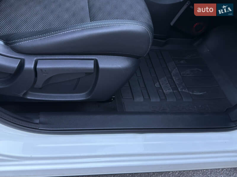 Внедорожник / Кроссовер Nissan Qashqai 2015 в Полтаве