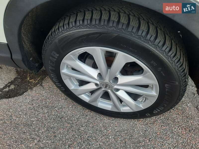 Внедорожник / Кроссовер Nissan Qashqai 2014 в Полтаве