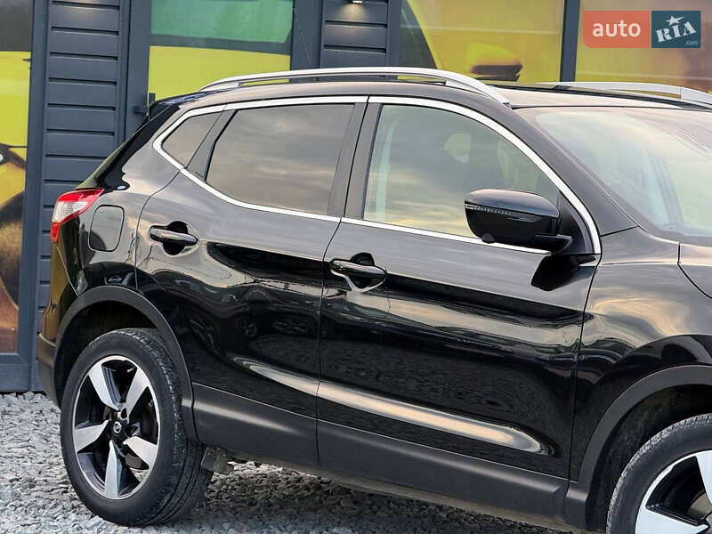 Позашляховик / Кросовер Nissan Qashqai 2015 в Стрию