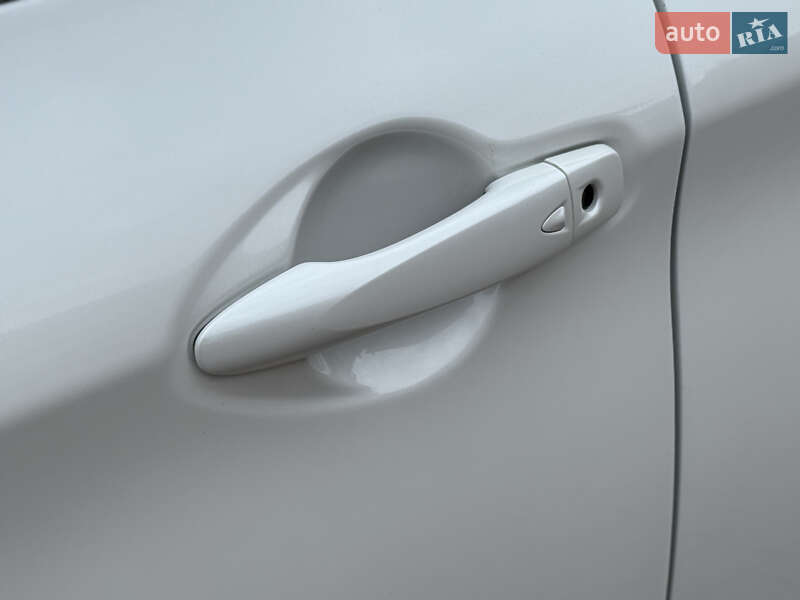 Позашляховик / Кросовер Nissan Qashqai 2015 в Стрию