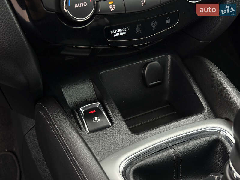 Позашляховик / Кросовер Nissan Qashqai 2015 в Стрию