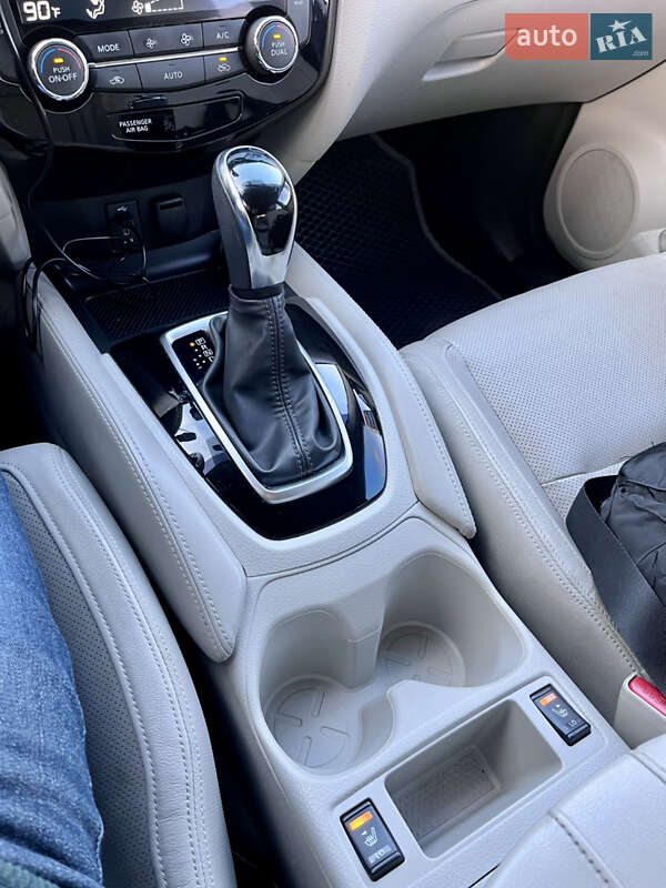 Внедорожник / Кроссовер Nissan Rogue Sport 2017 в Тернополе