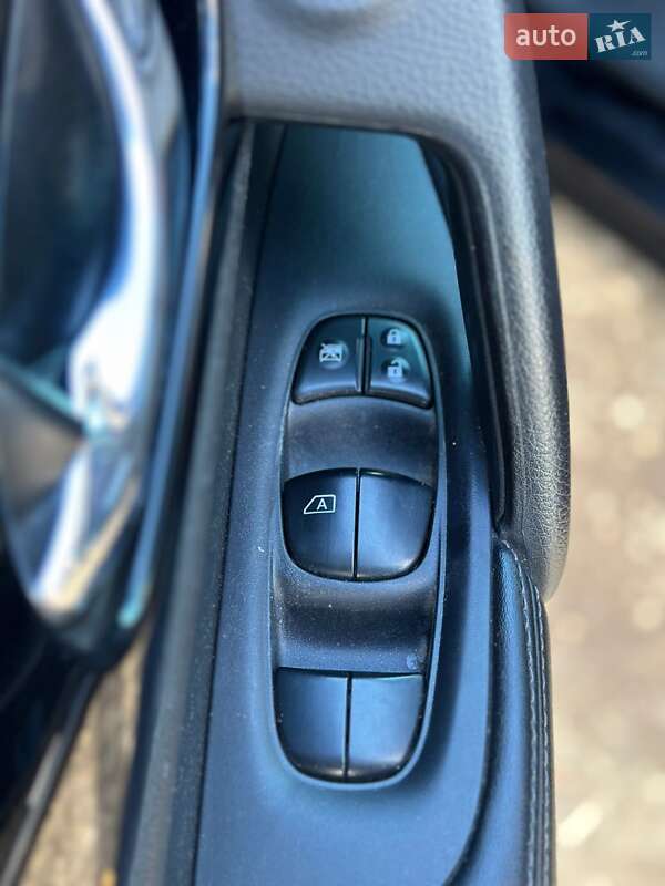 Позашляховик / Кросовер Nissan Rogue Sport 2017 в Білогородці