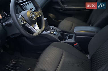 Внедорожник / Кроссовер Nissan Rogue 2018 в 