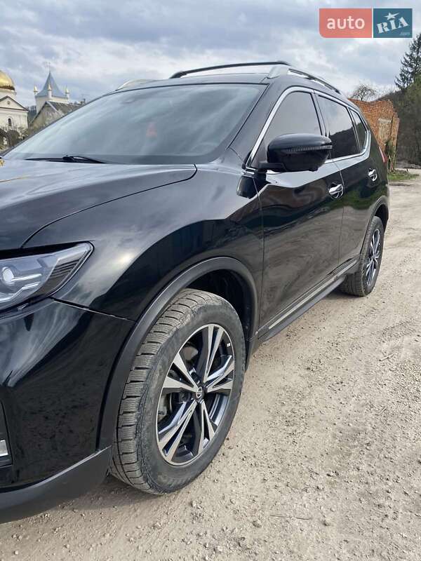 Внедорожник / Кроссовер Nissan Rogue 2017 в Золочеве