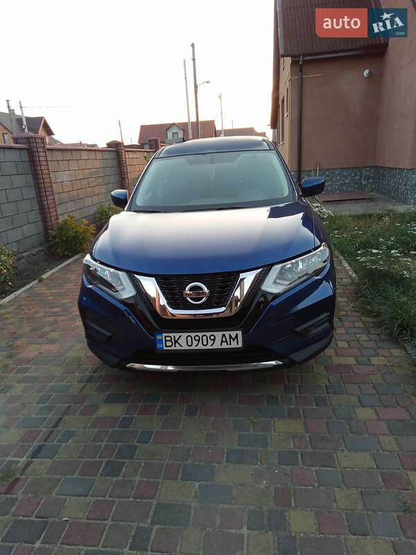 Внедорожник / Кроссовер Nissan Rogue 2016 в Сарнах