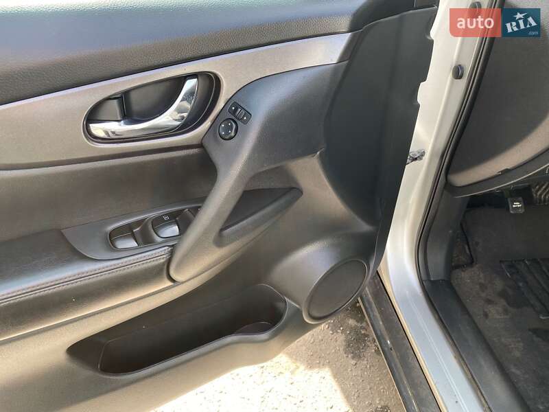 Внедорожник / Кроссовер Nissan Rogue 2016 в Кременчуге