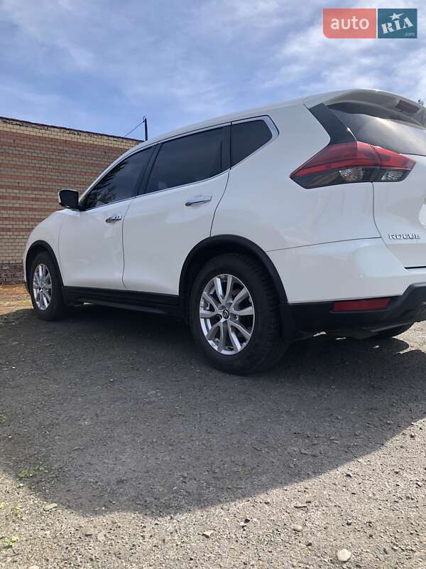 Позашляховик / Кросовер Nissan Rogue 2017 в Сокалі