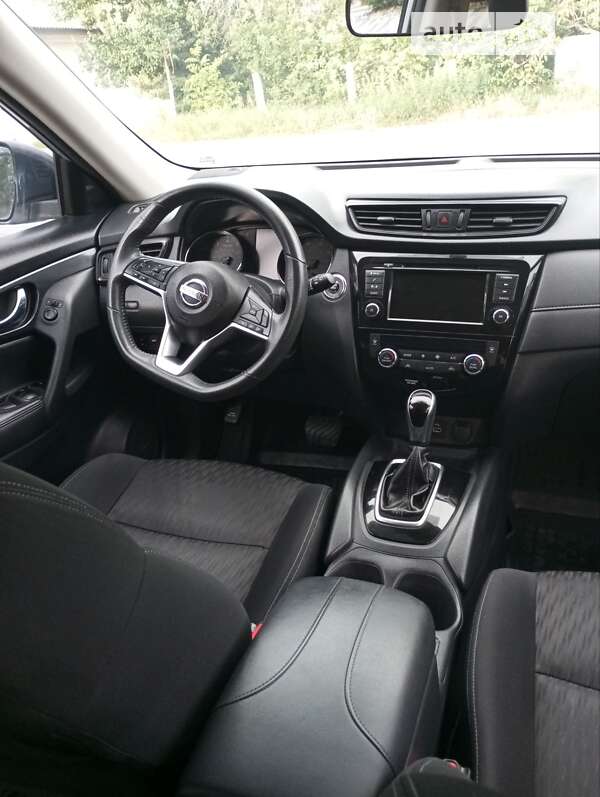 Позашляховик / Кросовер Nissan Rogue 2017 в Ужгороді