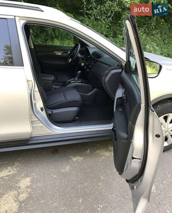 Внедорожник / Кроссовер Nissan Rogue 2017 в Житомире