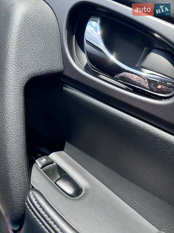 Позашляховик / Кросовер Nissan Rogue 2016 в Кривому Розі