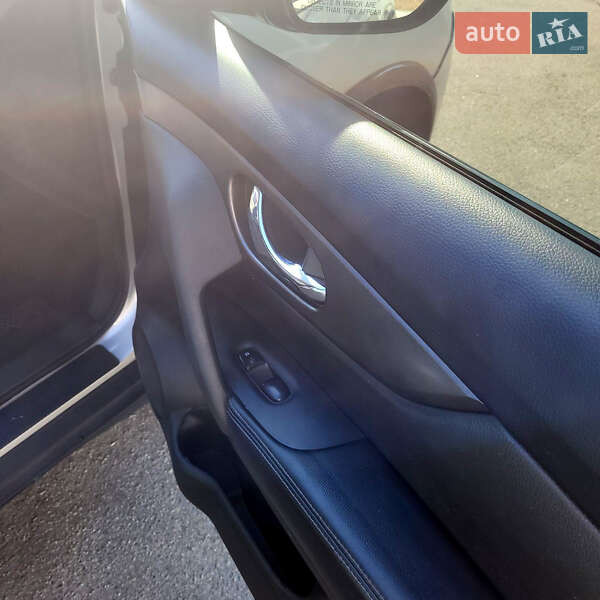 Внедорожник / Кроссовер Nissan Rogue 2016 в Киеве