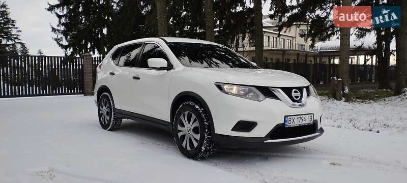 Внедорожник / Кроссовер Nissan Rogue 2016 в Староконстантинове