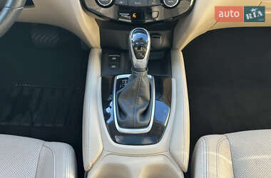 Внедорожник / Кроссовер Nissan Rogue 2018 в 