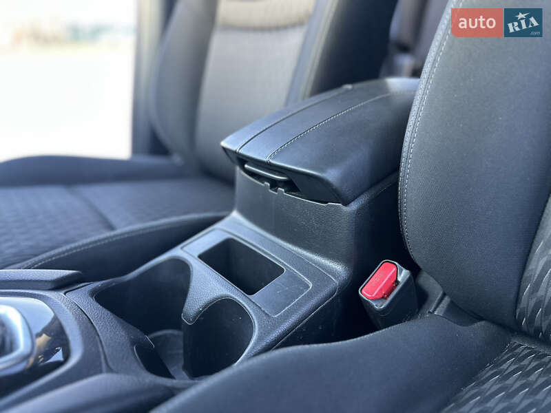 Позашляховик / Кросовер Nissan Rogue 2016 в Коростені