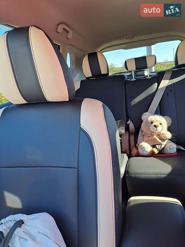 Внедорожник / Кроссовер Nissan Rogue 2016 в Ужгороде