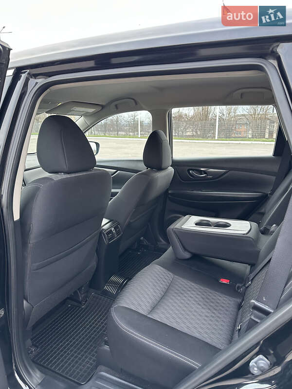 Внедорожник / Кроссовер Nissan Rogue 2017 в Змиеве