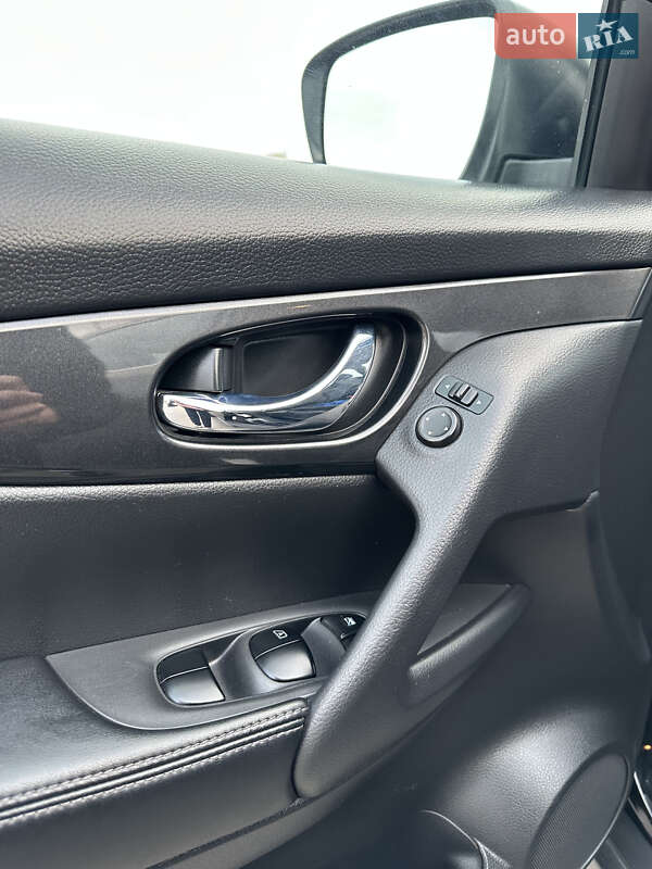 Внедорожник / Кроссовер Nissan Rogue 2017 в Змиеве