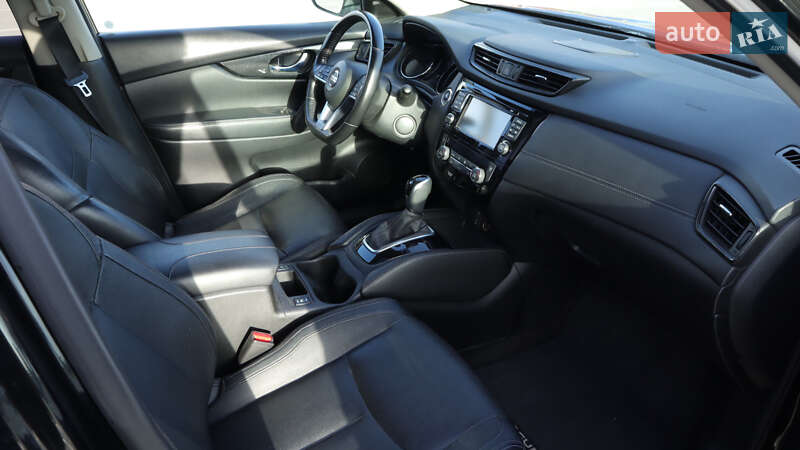 Внедорожник / Кроссовер Nissan Rogue 2016 в Каменец-Подольском