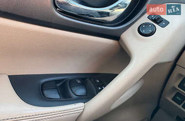Позашляховик / Кросовер Nissan Rogue 2016 в 