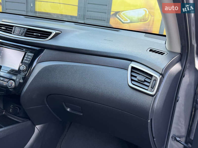 Позашляховик / Кросовер Nissan Rogue 2016 в Стрию