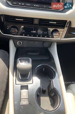 Внедорожник / Кроссовер Nissan Rogue 2023 в 